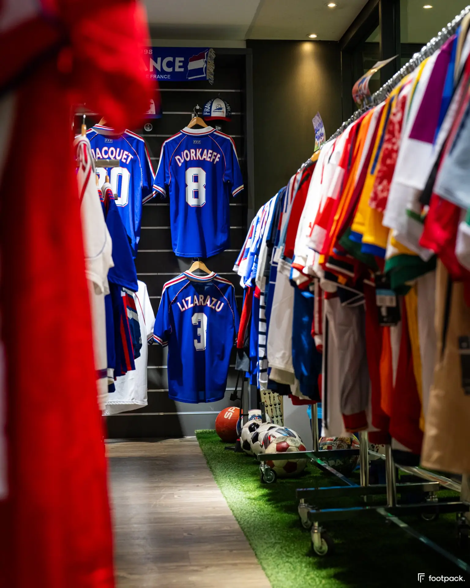 Boutique de collection remplie de maillots de football d'époque